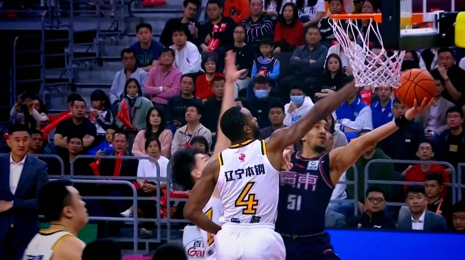 关于广东队主场告捷，扩大优势领先对手的信息